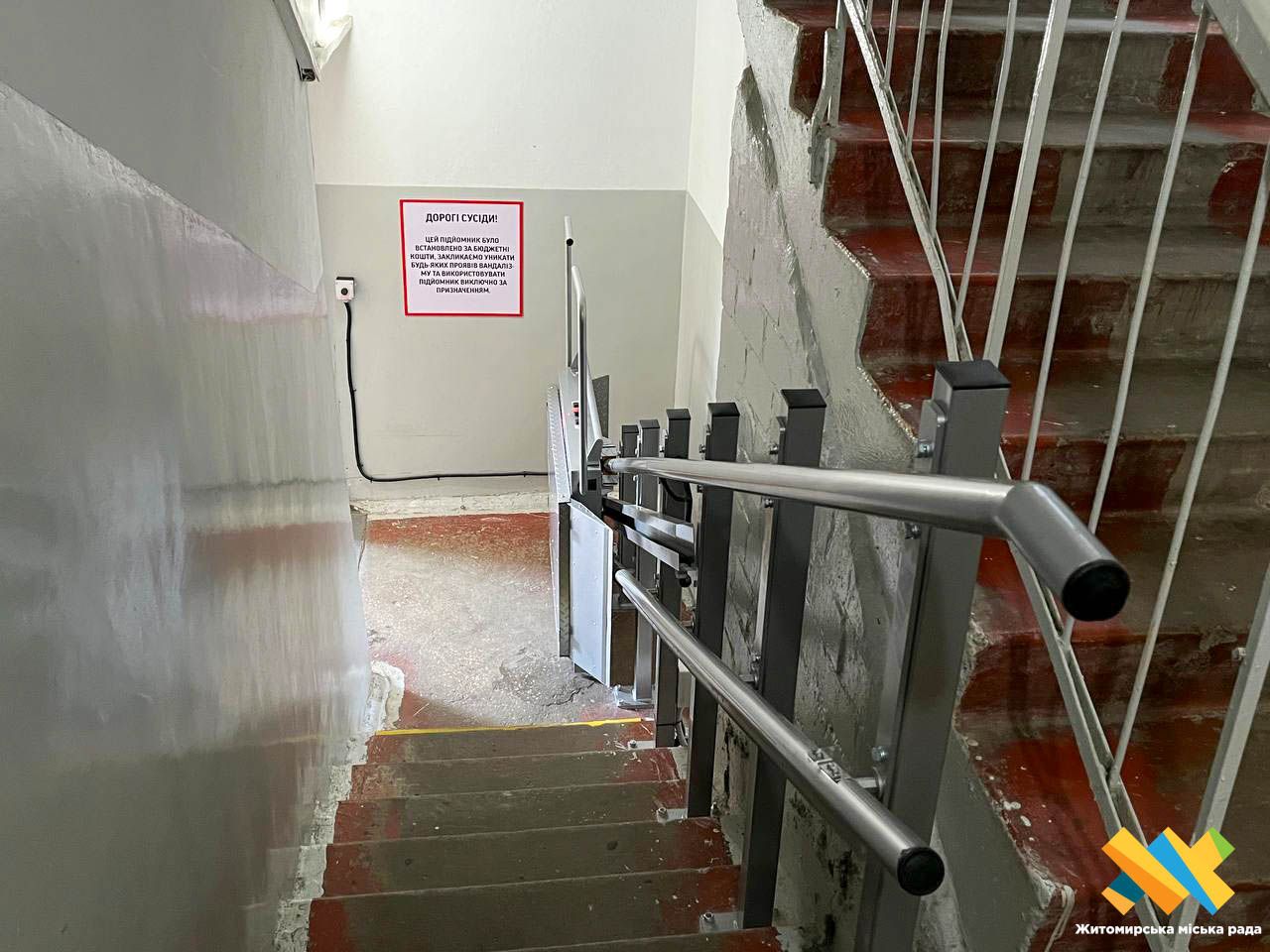 Електропідйомник за 320 тис грн встановили у житомирській багатоповерхівці: на 9 поверсі мешкає чоловік з ДЦП