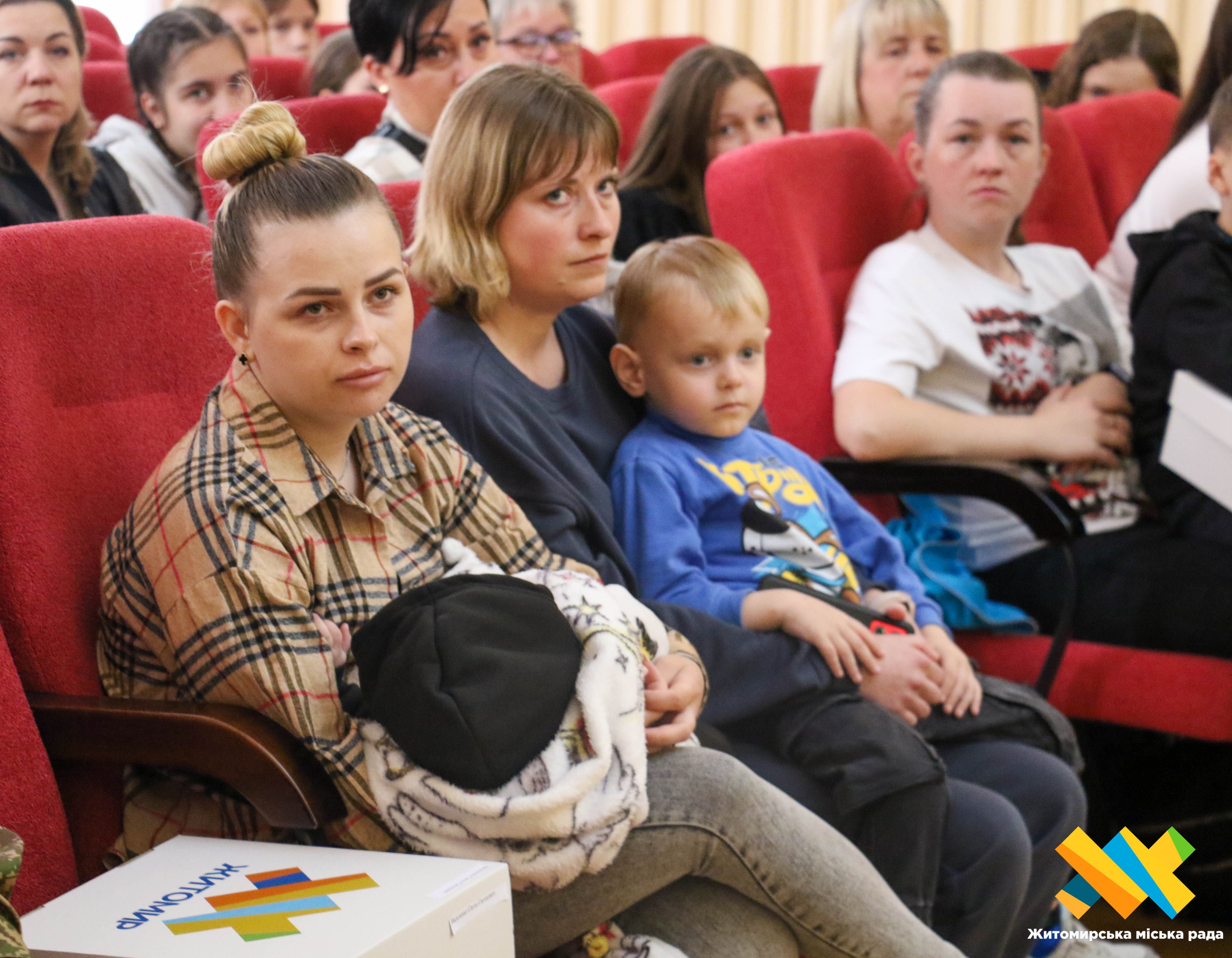 У День Героїв у Житомирі 63 дітей загиблих Воїнів отримали символічні подарунки