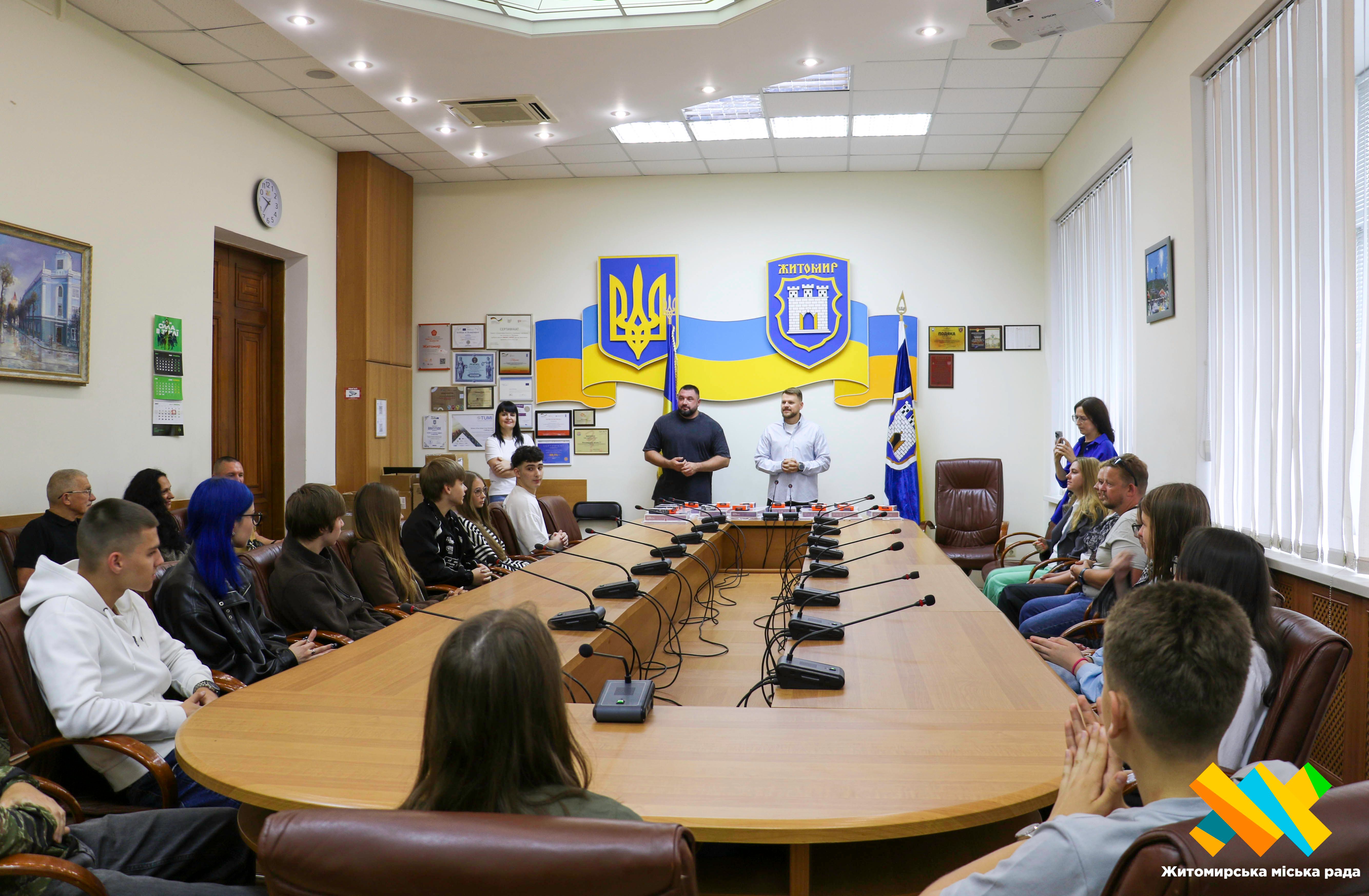 Планшети для навчання передали випускникам ліцеїв, дітям полеглих Захисників