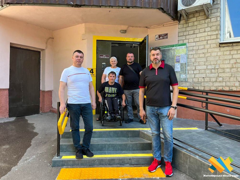 Електропідйомник за 320 тис грн встановили у житомирській багатоповерхівці: на 9 поверсі мешкає чоловік з ДЦП