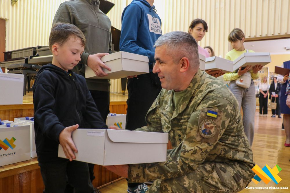 У День Героїв у Житомирі 63 дітей загиблих Воїнів отримали символічні подарунки